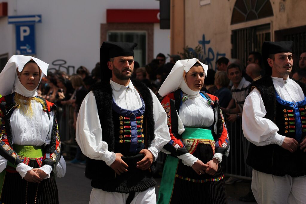 Coppie in costume tradizionale di Atzara durante una sfilata