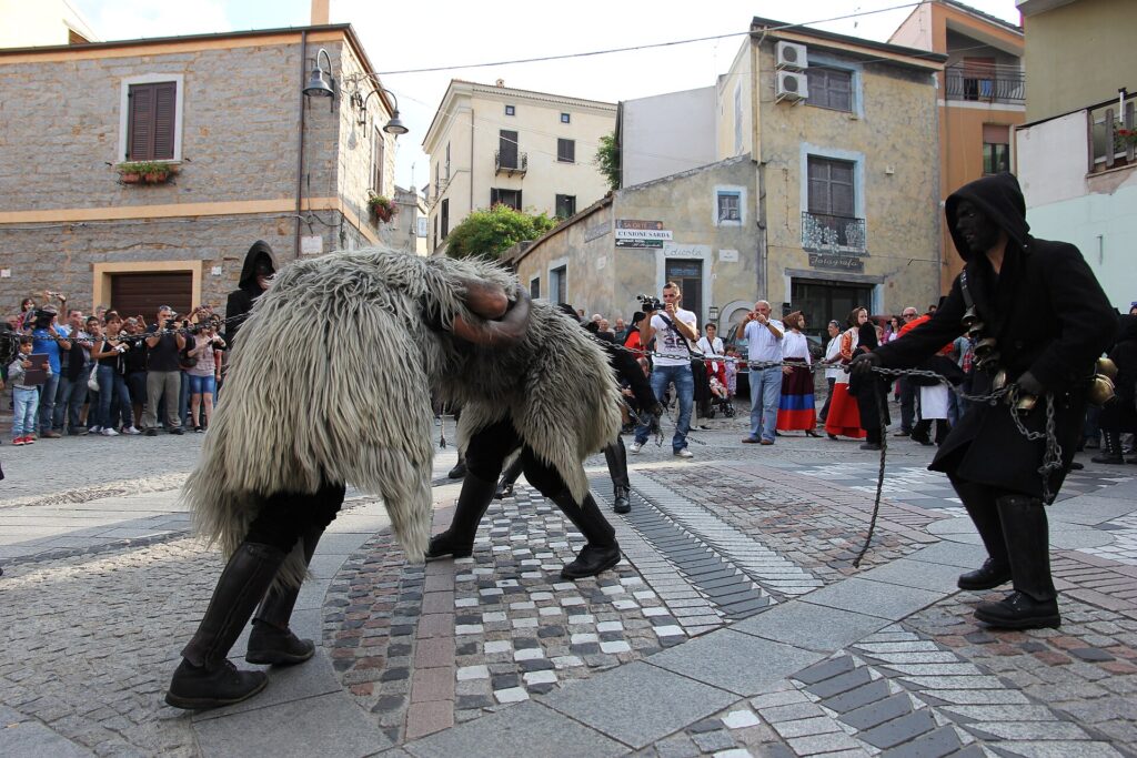 Le maschere tradizionali di Fonni, S'Urthu e Su Buttudu, nella piazza del paese