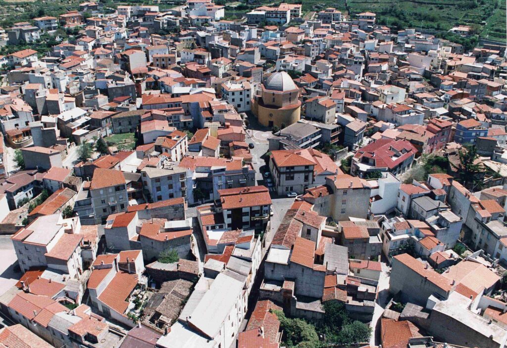 Vista aerea dei tetti del centro di Mamoiada