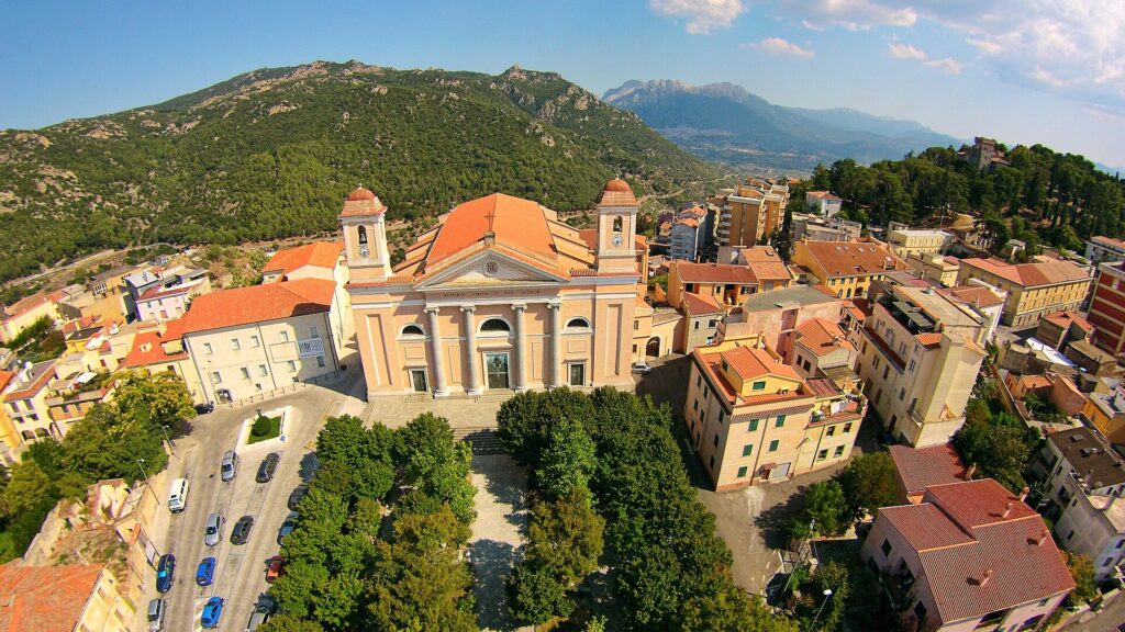 La cattedrale di Santa Maria della Neve e il centro di Nuoro visti dal drone, con il monte Ortobene