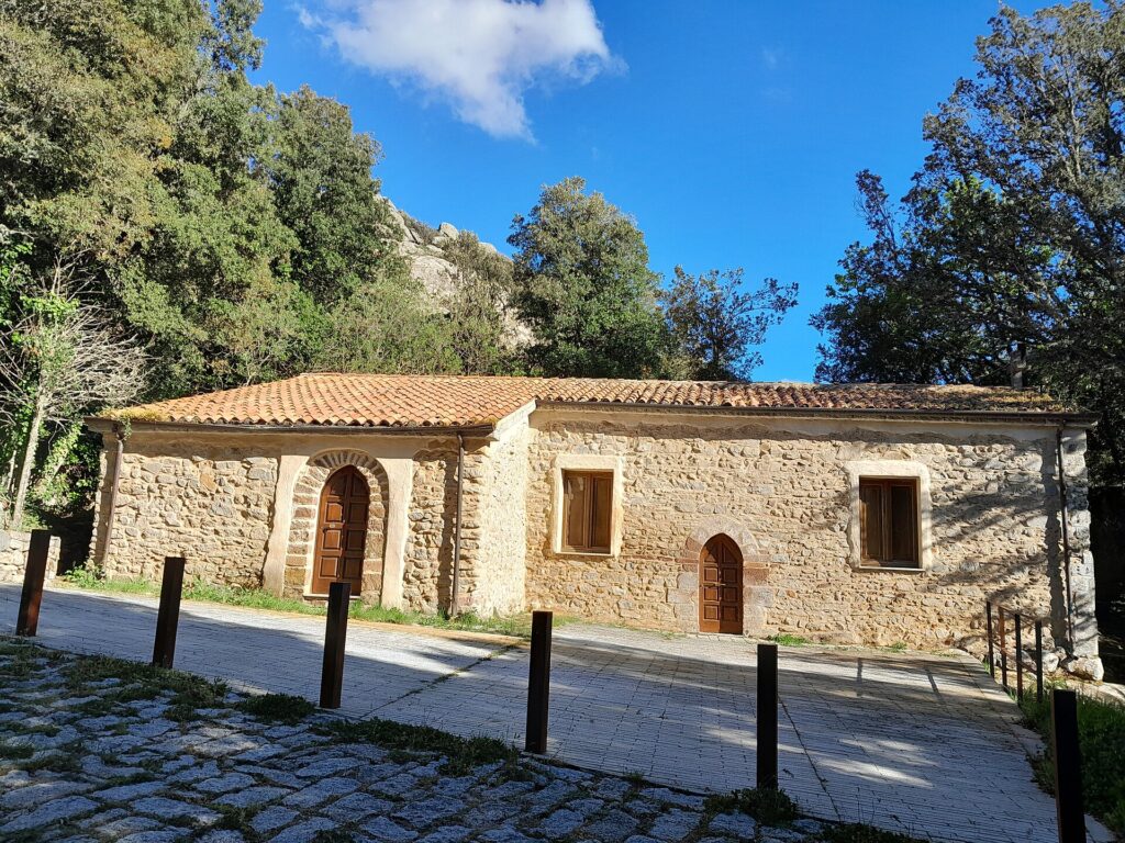 La chiesa in pietra di San Basilio a Ollolai