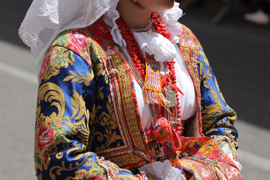 Dettaglio del costume femminile di Ollolai con giacca broccata e collana di corallo