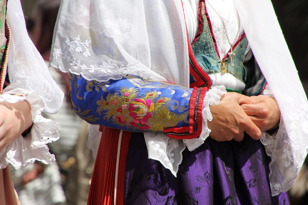 Dettaglio del costume femminile di Ovodda con velo bianco e manica ricamata