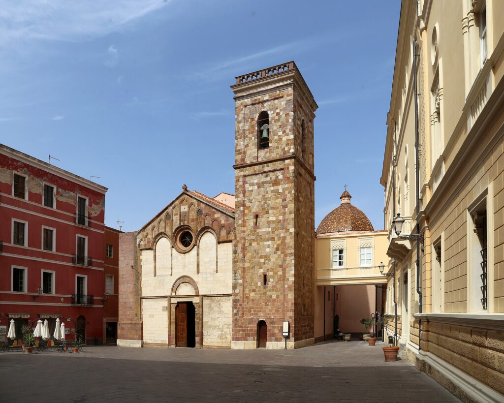 La cattedrale di Santa Chiara con il campanile nella piazza di Iglesias