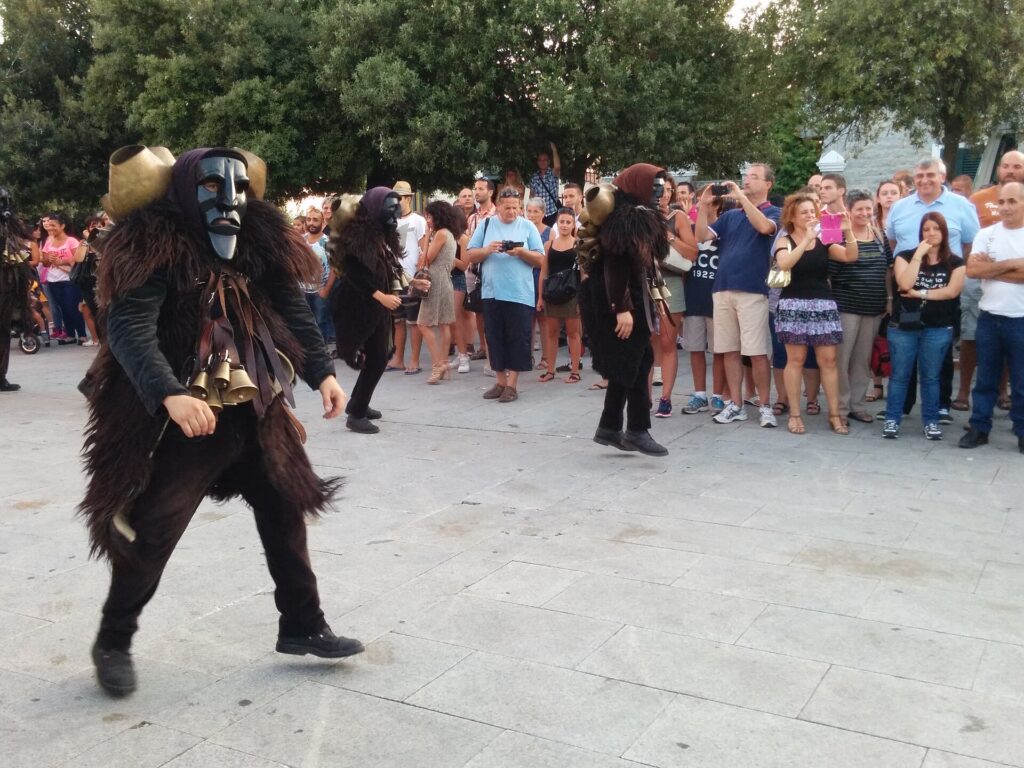 Mamuthones con maschera nera e campanacci durante la sfilata davanti al pubblico