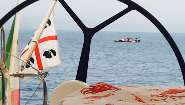 Aperitivo in barca a vela a Bosa, mezza giornata con bagno
