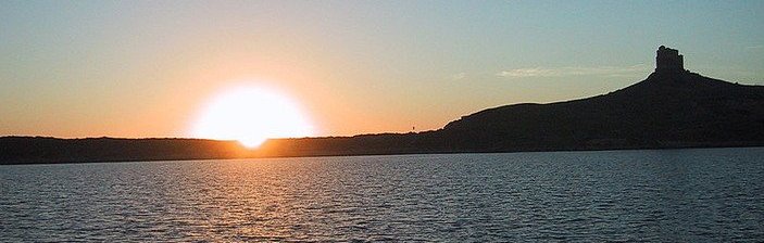 Tramonto in barca a vela a Bosa con aperitivo (solo adulti)