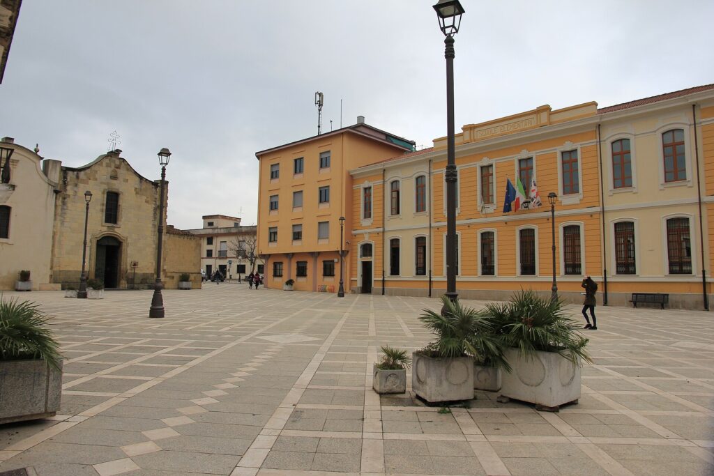 Piazza Marconi a San Gavino Monreale con il municipio e la chiesa di Santa Chiara