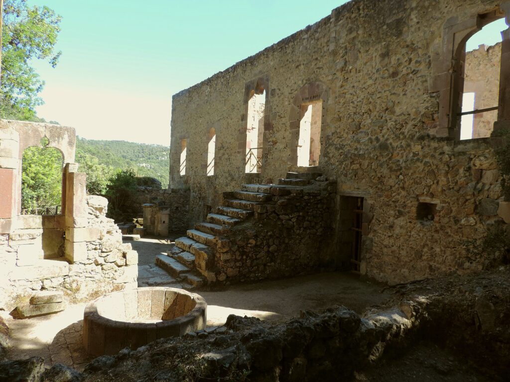 I resti del castello medievale nel parco Aymerich di Laconi