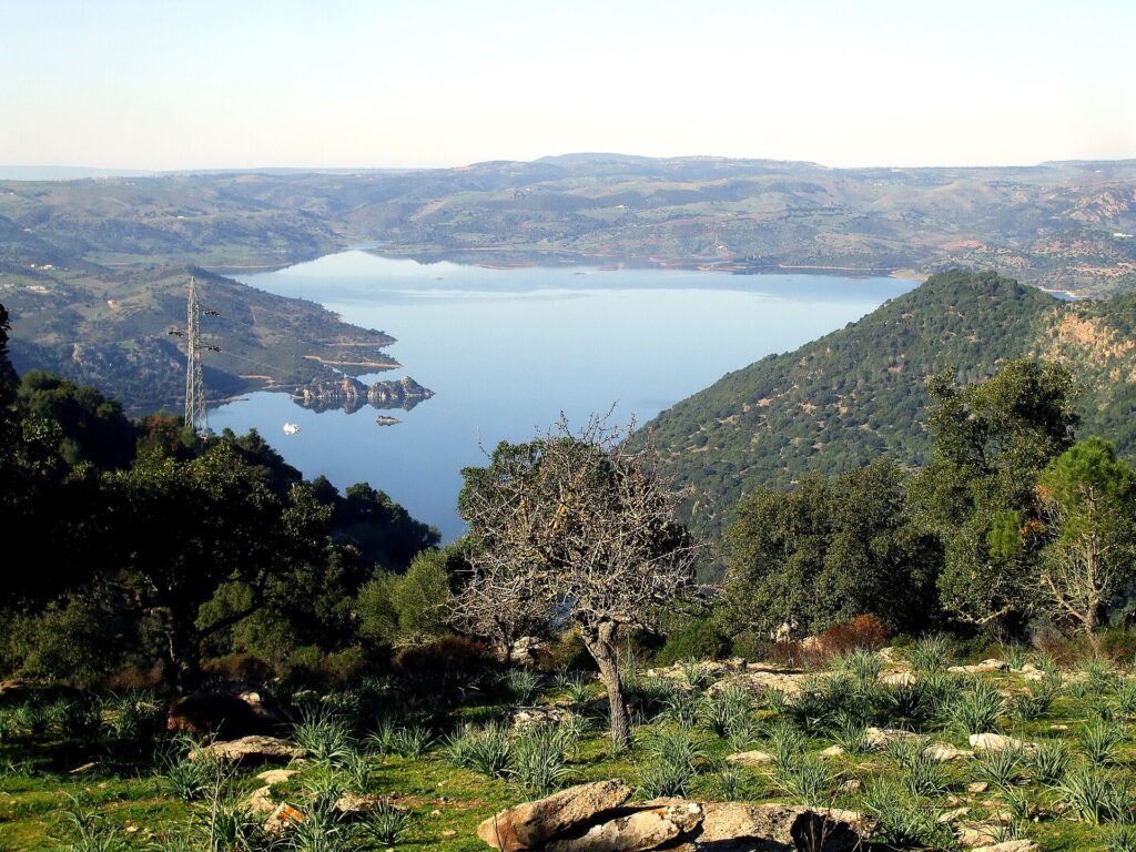 Il lago Mulargia tra le colline del Sarcidano