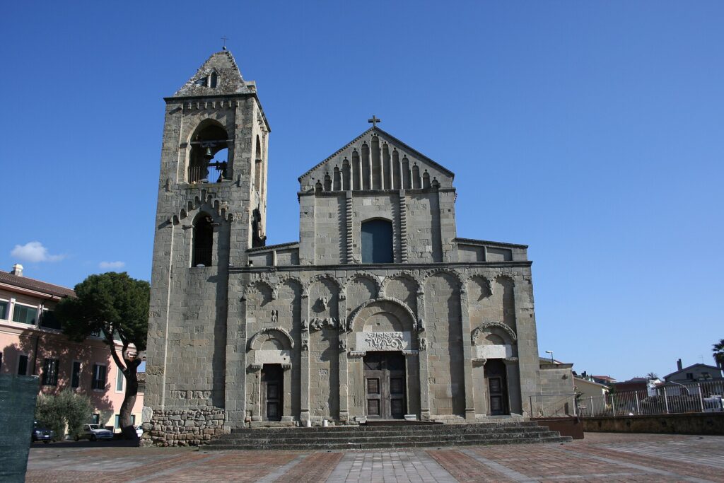 Facciata romanica della cattedrale di San Pantaleo a Dolianova con il campanile