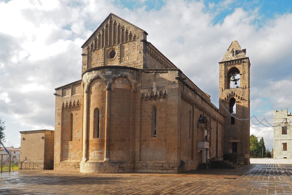 L'abside e il fianco della cattedrale di San Pantaleo a Dolianova