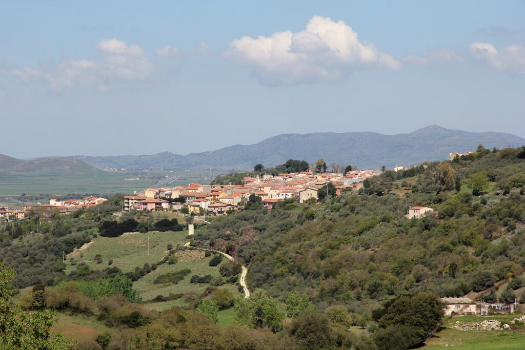 Il paese di Siligo tra le colline verdi del Meilogu