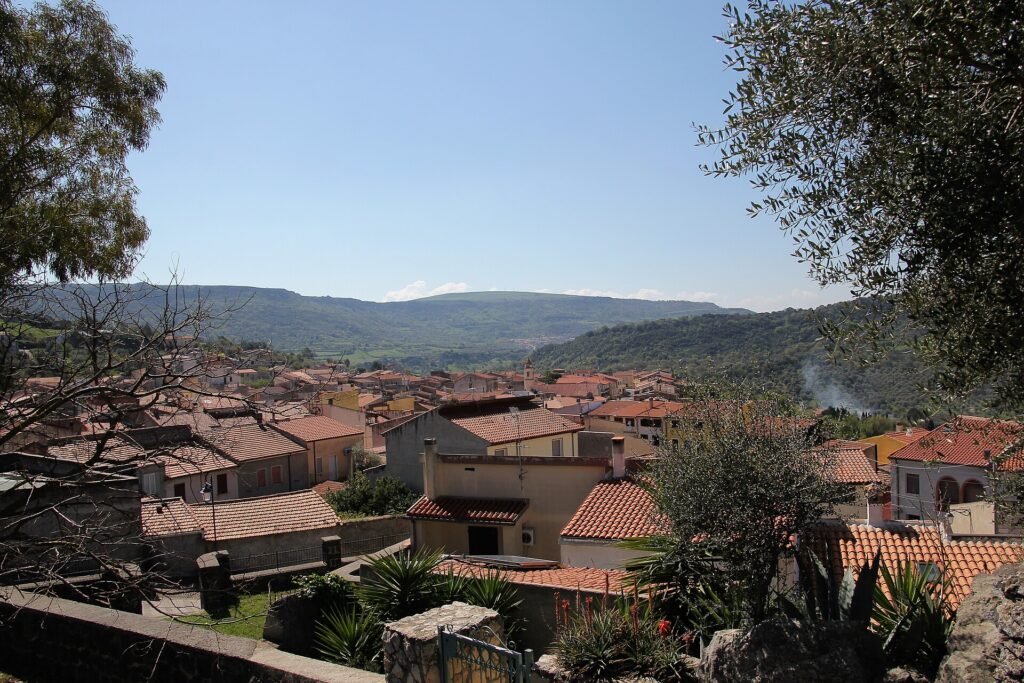 I tetti del centro di Siligo con le colline del Meilogu sullo sfondo