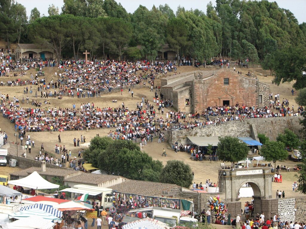 Il santuario di San Costantino a Sedilo gremito di gente il 6 luglio, giorno dell'Ardia